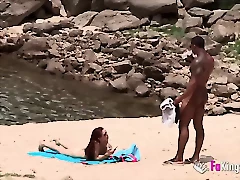 Un diable à la bite massive utilise son couteau habile pour faire plaisir à une nudiste sur la plage, menant à un orgasme passionné.