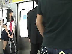 Uma mulher japonesa deslumbrante se entrega a uma sessão hardcore apaixonada e intensa.