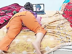 Seorang wanita Pakistan yang tunduk meneroka batasnya dengan naik cowgirl yang kink di atas, mengalami keseronokan yang intens di atas selimut lembut.