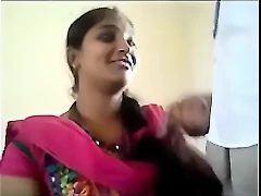 Pasangan India mengeksplorasi keanehan dalam video erotika Telugu.