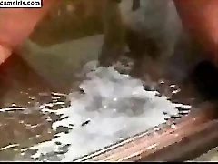 Une vidéo dégoûtante mettant en vedette une femme se broyant la vulve et un homme se retirant de la pénétration.