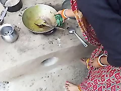 Junte-se à gangue enquanto eles vibram em um vídeo indiano desi com uma garota desi quente sendo fodida e chupando pau.