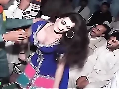 Penari Pakistan yang seksi melakukan gerakan sensual, memperlihatkan lekuk tubuhnya dan memuaskan hasratnya.