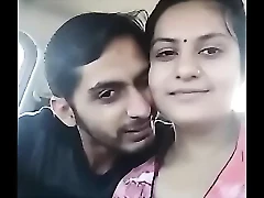 Wanita India yang cantik menikmati adegan seks yang panas.