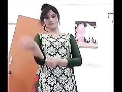 Desi bhabhi se despoja seductoramente de su ropa, revelando sus curvas y disfrutando de actos sexuales calientes en este video de titillating.