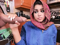 Müslüman kız yasakları aşıyor ve siyah yarrağı seviyor